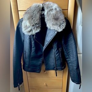 Topshop women’s black faux leather jacket with removable fur collar in size 6.